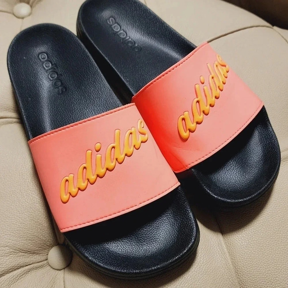 ❤️HOST PICK❤️ Adidas Slides Adilette Coral  Black size 8 - Picture 2 of 7